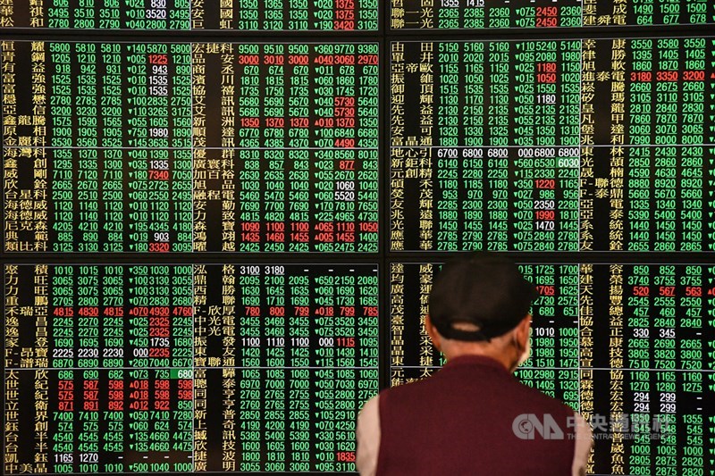財政部盤前信心喊話,不過市場賣壓依舊沉重,台股13日早盤開低走低一度重挫786點,跌幅逾7.5%。(中央社檔案照片)