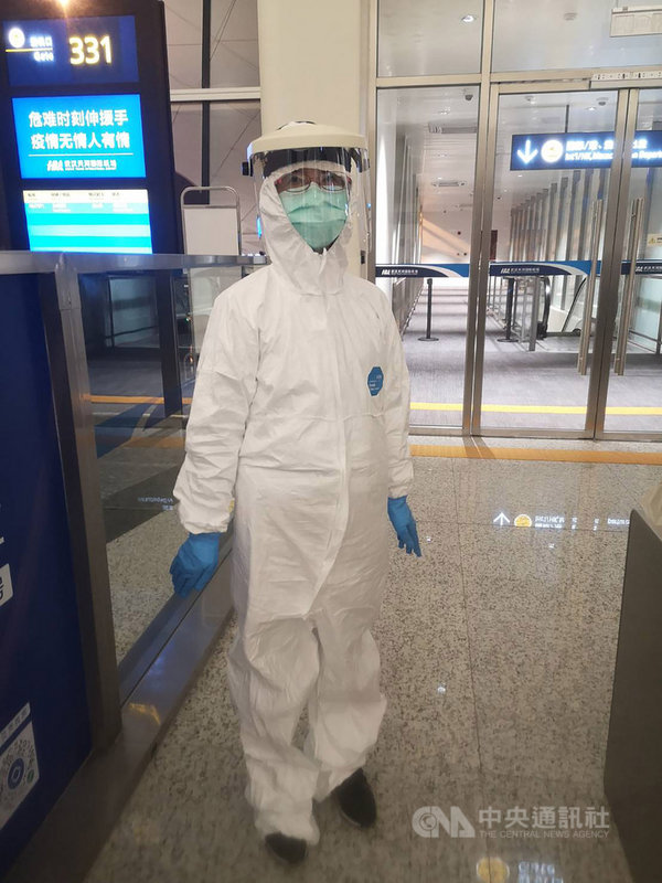 八里療養院的護理長賴碧蓮協助武漢包機旅客返台,穿著全套防護裝長達10小時,過程必須憋尿、不能喝水,相當辛苦。(賴碧蓮提供)中央社記者陳偉婷傳真 109年3月13日