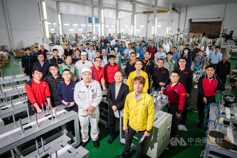 口罩國家隊由國內機具廠商組成,為口罩廠商組裝生產機台,大幅提升口罩產能。中央社記者林俊耀攝 109年3月14日