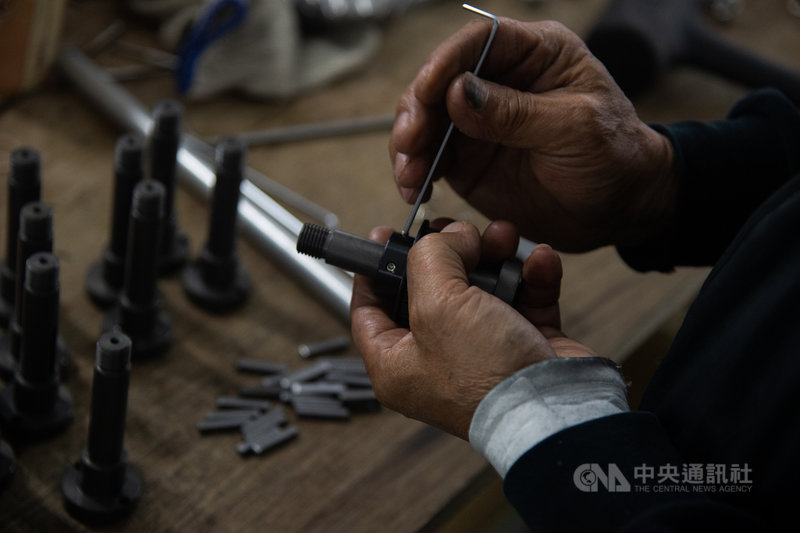 工程技師投入口罩機台組裝,常需要徒手組裝複雜的零組件。中央社記者林俊耀攝 109年3月14日