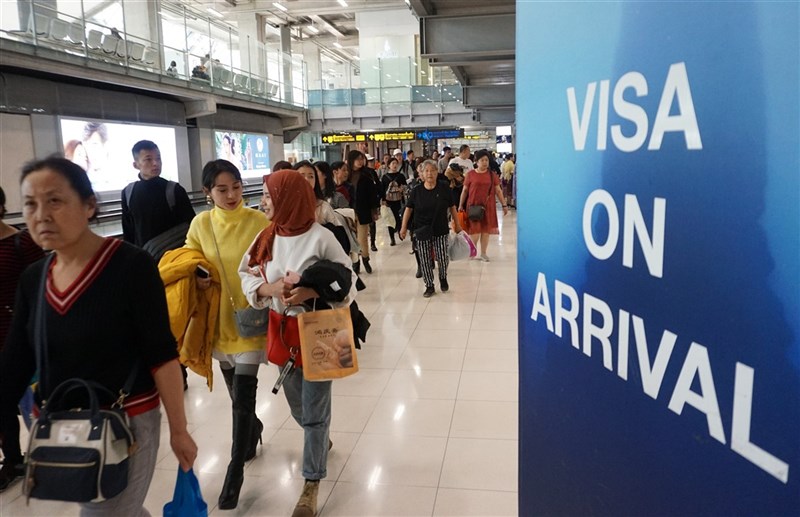 外交部14日表示,泰國衛生部13日晚間公告,將台灣自「持續發生社區感染」的國家地區名單移除。圖為曼谷機場一景。(中央社檔案照片)