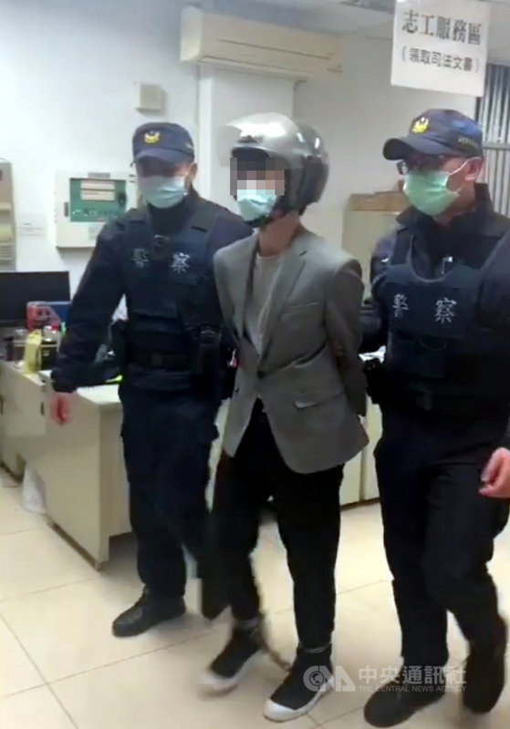 新北市新店區13日深夜發生凶殺命案,王姓男子(中)疑情緒失控涉嫌持利器刺死林姓男騎士,警方逮捕王嫌並報驗調查,14日依法將王嫌移送檢方偵辦。(翻攝畫面)中央社記者黃旭昇新北傳真 109年3月14日
