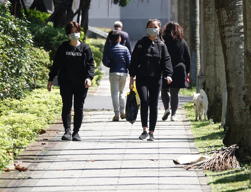 武漢肺炎(2019冠狀病毒疾病,COVID-19)疫情在全球持續升溫,有民眾即使在戶外空曠的地方,還是戴上口罩自保。中央社記者鄭傑文攝 109年3月15日