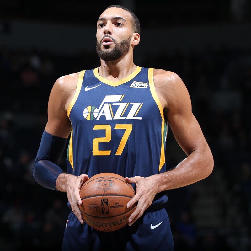 爵士隊球員戈貝爾確診武漢肺炎,是NBA首例。(圖取自twitter.com/rudygobert27)