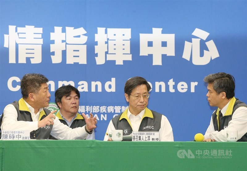 中央流行疫情指揮中心15日宣布,新增6例2019冠狀病毒疾病確診,為單日新高。其中一名為學生,達到停課標準,也會持續追蹤相關接觸者。圖前左至右為指揮官陳時中、指揮中心專家諮詢小組召集人張上淳、教育部國民及學前教育署長彭富源交換意見。中央社記者郭日曉攝 109年3月15日