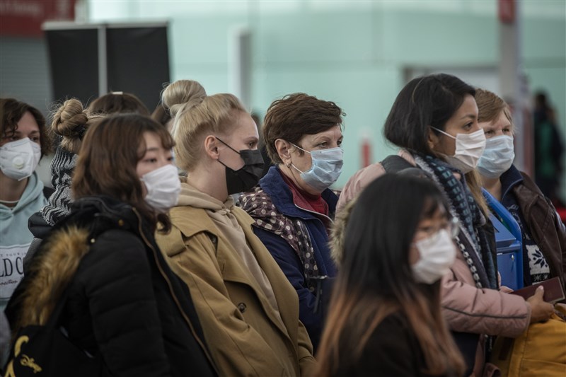 為了抑制武漢肺炎疫情擴散,西班總理桑傑士14日發表全國電視演說宣布,境內4700萬人口將部分封鎖。圖為西班牙巴塞隆納機場旅客戴著口罩。(美聯社)