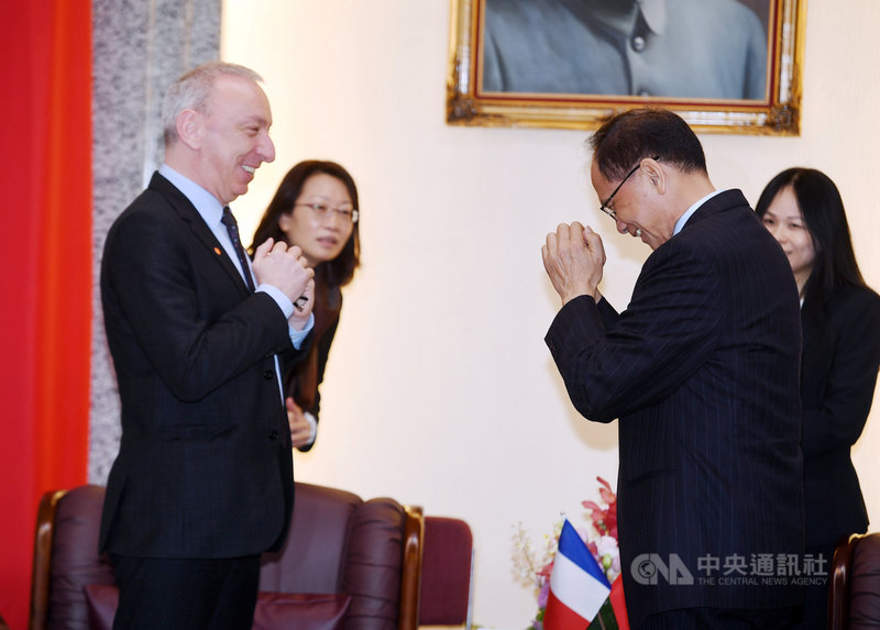 立法院長游錫堃(前右)16日接見法國在台協會主任公孫孟(前左)等一行,雙方拱手致意。中央社記者施宗暉攝 109年3月16日