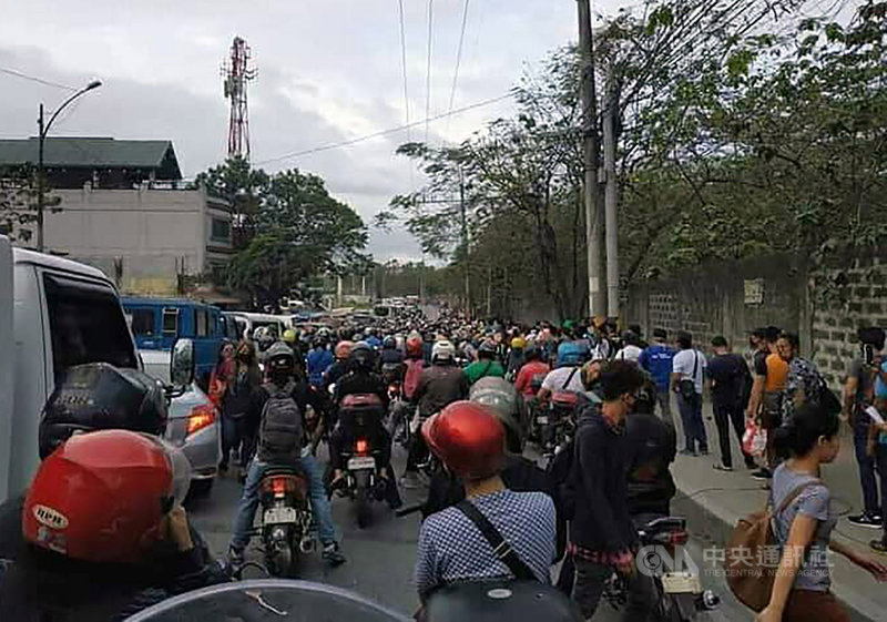 菲律賓總統發言人帕內洛16日宣布,即刻將大馬尼拉社區隔離擴大到呂宋島全境,並實施「強化社區隔離」。圖為16日上午外省民眾進入大馬尼拉時車潮擁堵情形。(台商提供)中央社記者陳妍君馬尼拉傳真 109年3月16日
