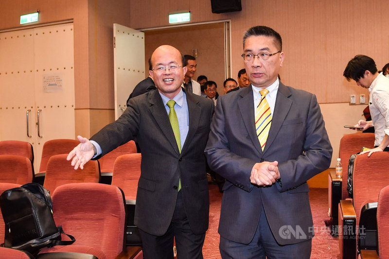 台灣企銀與北港朝天宮合作推出聯名認同卡,內政部長徐國勇(前右)、台灣企銀董事長黃博怡(前左)16日共同出席記者會,盼攜手共同度過疫情難關。中央社記者林俊耀攝 109年3月16日
