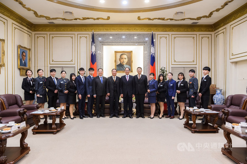 立法院長游錫堃(右8)16日在立法院會見救國團主任葛永光(左9)率領的「中華民國慶祝109年青年節籌備委員會」執行委員一行,立法院秘書長林志嘉(右7)在場。晤談過程中,游錫堃提及,台灣的抗疫工作很完善,受到國際的注目與讚賞。(立法院提供)中央社記者范正祥傳真 109年3月16日