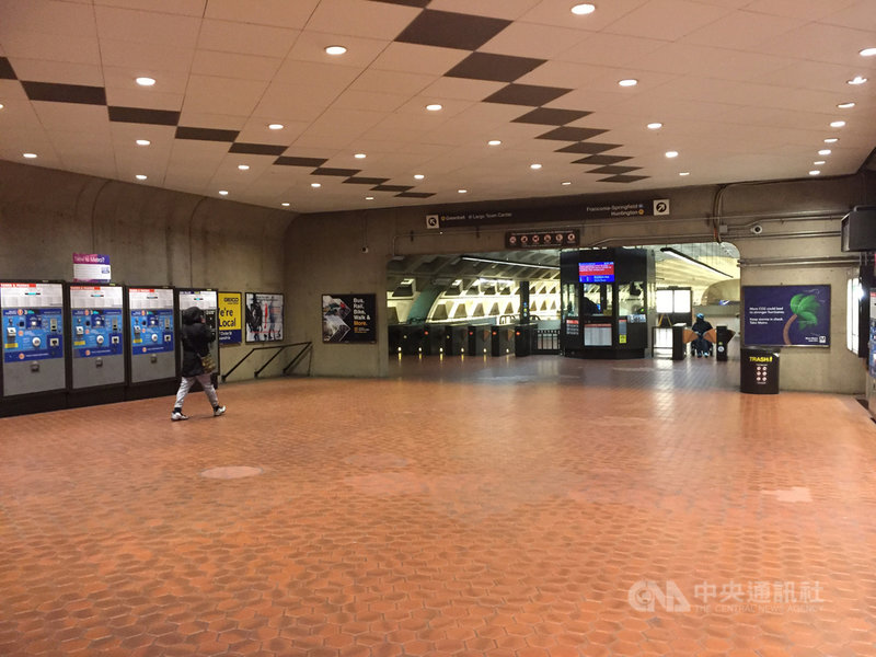 華府各級政府與企業展開不同程度的遠距辦公,學校關閉,白宮、國會暫停開放,上下班尖峰時間不見該有的擁擠人潮。中央社記者江今葉華盛頓攝 109年3月17日