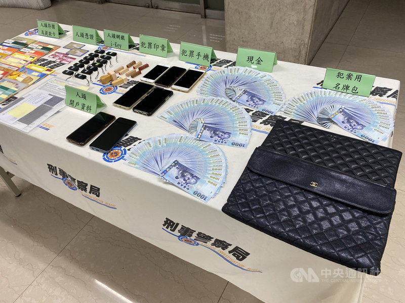 刑事局17日在記者會中宣布,破獲以王姓男子為首的非法跨國盜版AV網站,相關智慧財產損失達新台幣上億元,警方循線逮捕王男在內共7嫌送辦。圖為警方所查扣贓證物。中央社記者黃麗芸攝 109年3月17日
