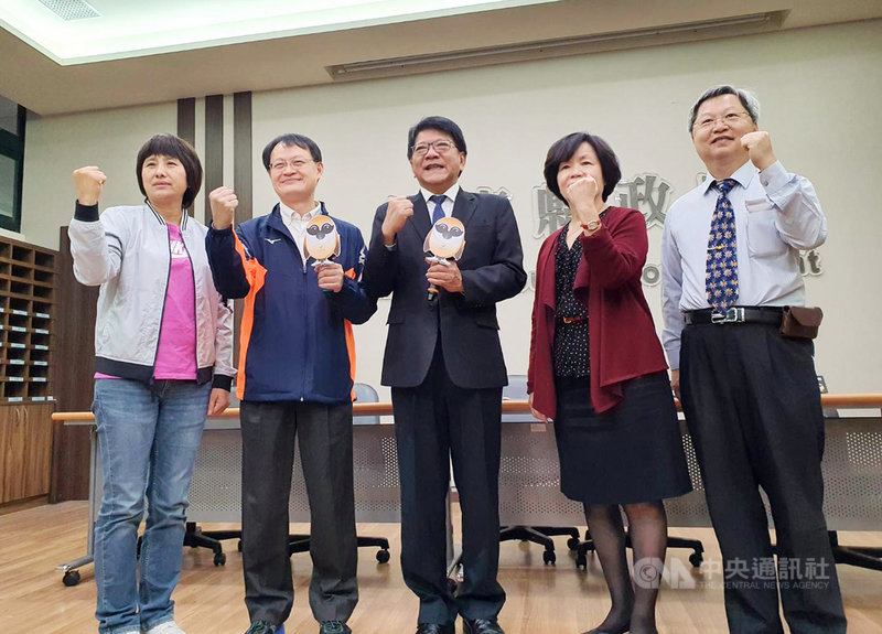 全國中等學校運動會4月18日至23日在屏東縣舉辦,縣府17日會同體育署及衛生福利部舉行記者會,縣長潘孟安(中)表示,因應武漢肺炎疫情,全中運開幕式將改採影音呈現。中央社記者郭芷瑄攝 109年3月17日