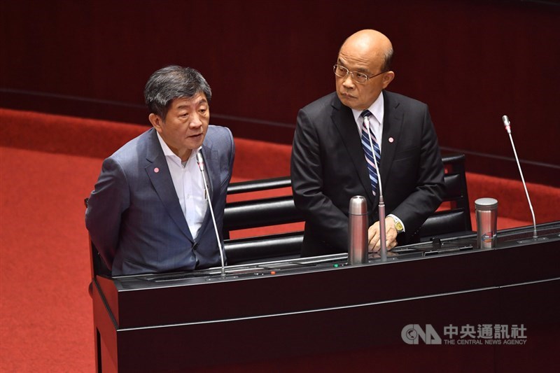 針對政府何時會宣布外國人禁止入境,行政院長蘇貞昌(右)說,會依照疫情做判斷;至於是否還不是禁止時候,衛福部長陳時中(左)則坦言「幾乎了」。(中央社檔案照片)