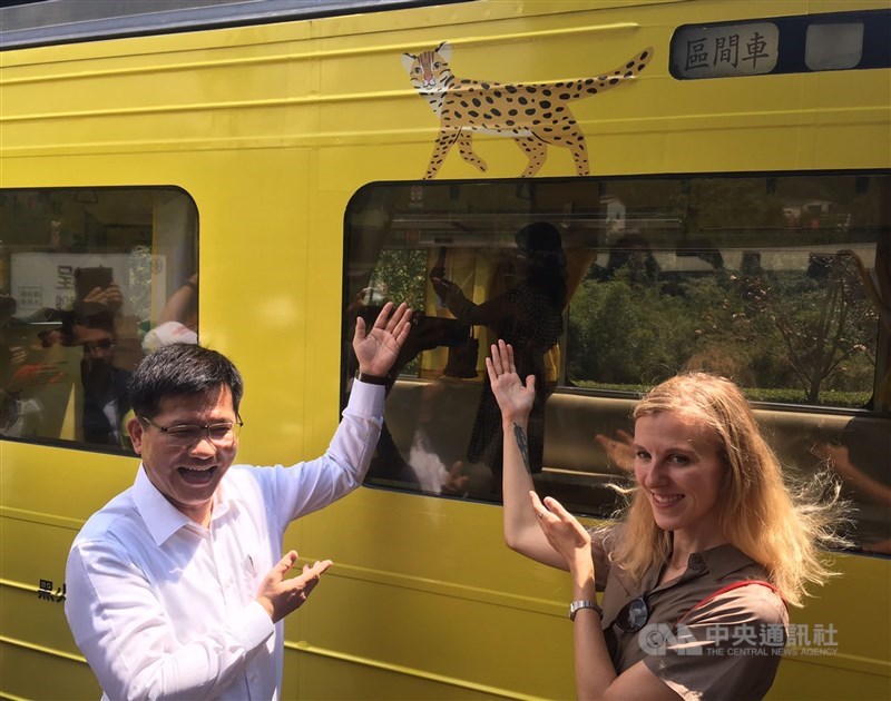 集集彩繪列車2019年9月18日啟用,俄羅斯插畫家莫洛措娃(右)獲邀來台體驗搭乘。左為交通部長林佳龍。(中央社檔案照片)