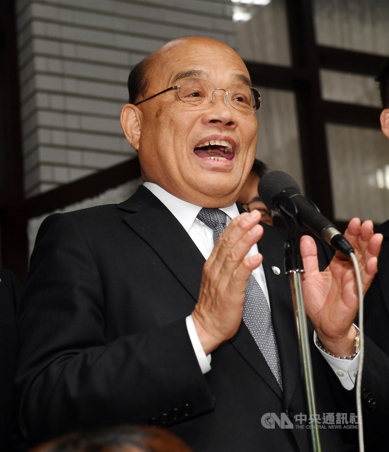 針對高中以下學校全面停止師生出國,行政院長蘇貞昌17日表示,這是基於防疫需要,在傳染病防治法、特別條例中都有法源依據。中央社記者施宗暉攝 109年3月17日