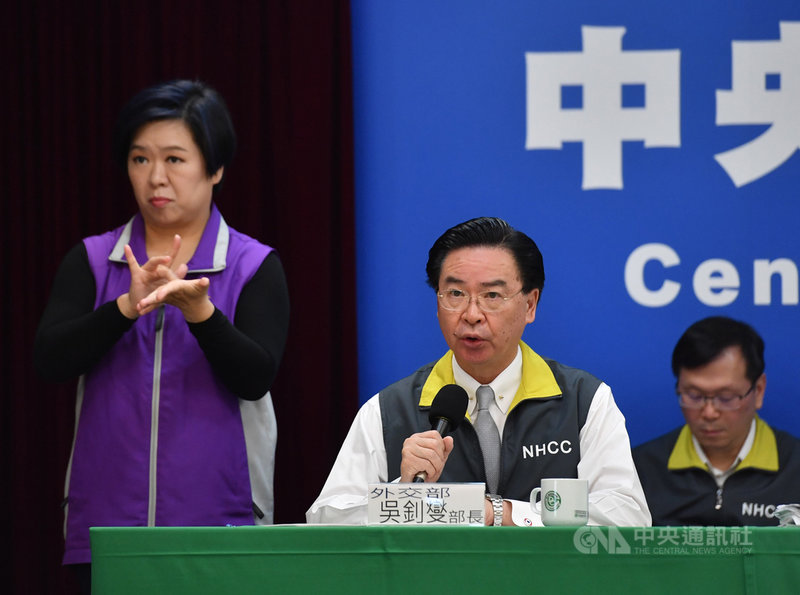 外交部長吳釗燮(左2)18日出席中央流行疫情指揮中心記者會宣布,稍後將和美國AIT發出聯合聲明,宣布共同防疫,包括快篩檢驗試劑研發、疫苗研究生產、藥品研究生產、追蹤接觸者相關技術機制科技、舉行科學家專家會議,以及防疫醫療用品設備交流等。中央社記者王飛華攝 109年3月18日