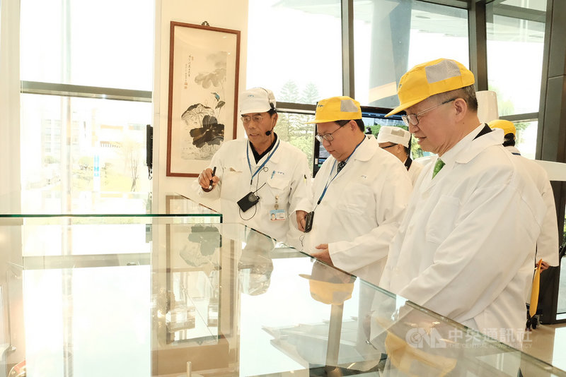 桃園市長鄭文燦(右2)表示,感謝東培工業公司加入口罩生產國家隊,投注超過百位的專業人力,將智慧科技導入口罩機製造,為防疫工作盡一份力量。圖為鄭文燦參訪東培工業公司。(桃園市政府提供)中央社記者吳睿騏桃園傳真 109年3月18日