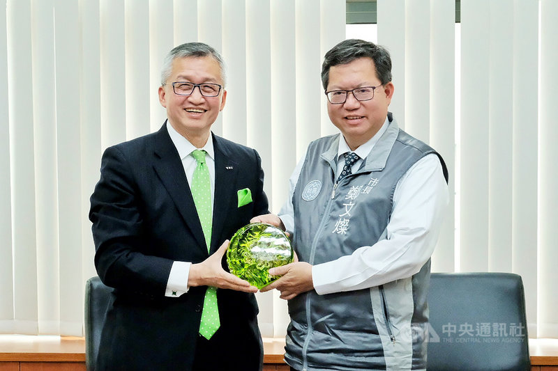 桃園市長鄭文燦(右)18日在臉書上傳參訪東培工業公司的影片並表示,董事長陳成(左)拿出感謝信與大家分享,這份開心與感動,更感染了在場的每一個人。(桃園市政府提供)中央社記者吳睿騏桃園傳真 109年3月18日