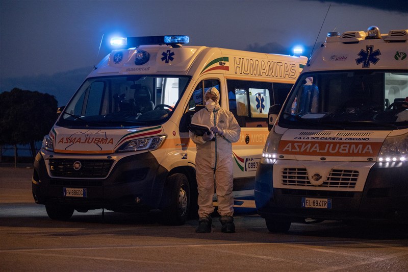 義大利武漢肺炎疫情死亡人數破兩千,北義部分醫療體系瀕崩潰,一位醫師表示若自己染重症可能也排不到插管。圖為義大利防疫人員。(安納杜魯新聞社提供)