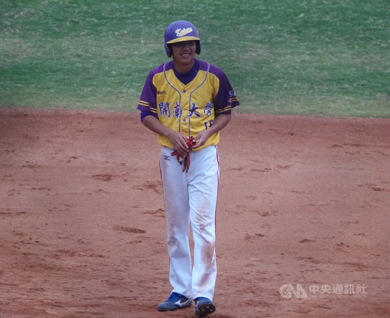 開南大學野手陽尚衛(圖)18日在大專棒球聯賽(公開一級)複賽,敲出關鍵二壘打,幫助球隊終場逼和國立體大、晉級4強。中央社記者謝靜雯攝 109年3月18日