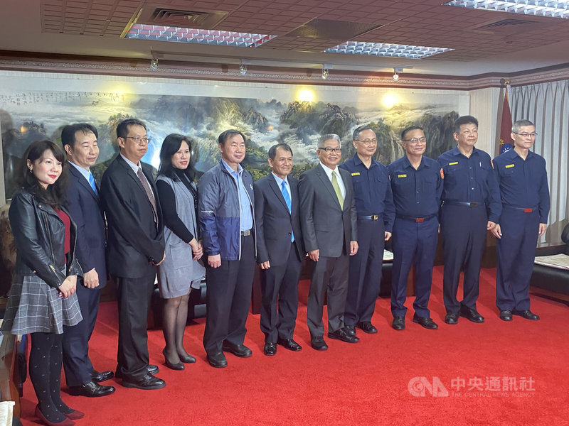 武漢肺炎疫情延燒,藥師公會全聯會有感於全國7萬多名警察協助健保藥師安心工作,理事長黃金舜(右5)19日特別率員赴警政署致贈感謝狀給署長陳家欽(右4),感謝警方在防疫期間的付出。中央社記者黃麗芸攝 109年3月19日