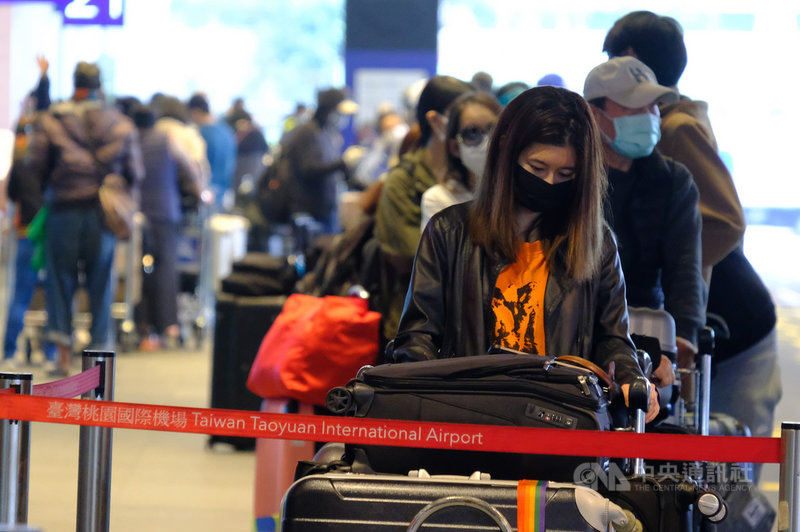 所有入境旅客從19日起均需居家檢疫14天,旅客清晨起排隊搭乘桃園機場防疫計程車,現場人龍超過上百公尺,擠爆計程車排隊區域。中央社記者邱俊欽桃園攝 109年3月19日