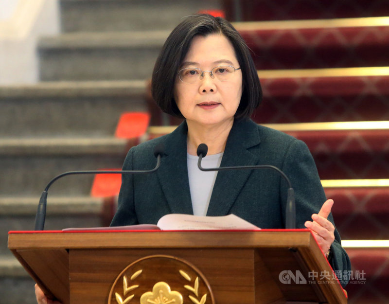 武漢肺炎疫情持續延燒,台灣進入防疫的關鍵兩週時間,民眾開始搶買民生物資,總統蔡英文19日表示,確保民生防疫物資穩定供給,政府都有準備,民眾沒有必要囤積,更不能炒作價格,執法單位會特別注意。中央社記者鄭傑文攝 109年3月19日