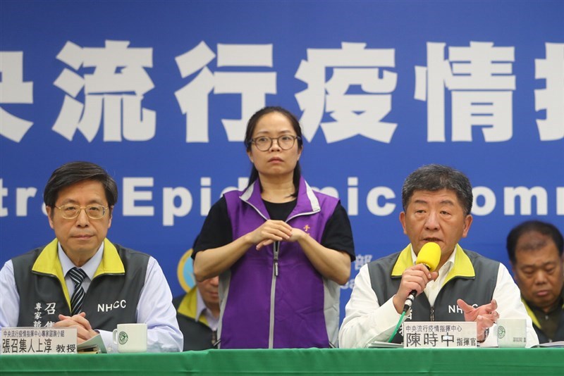 武漢肺炎疫情持續升溫,中央流行疫情指揮中心指揮官陳時中(右)20日下午宣布,新增27例武漢肺炎病例,其中24例為境外移入,3例本土。中央社記者王騰毅攝 109年3月20日