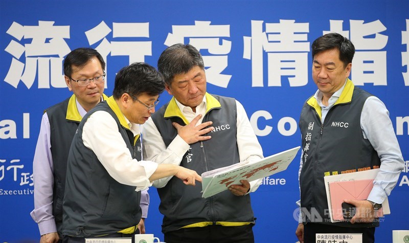 中央流行疫情指揮中心21日下午舉行記者會說明最新疫情狀況,指揮官陳時中(右2)、疫情監測組長周志浩(左2)、副指揮官陳宗彥(右)、社區防疫組副組長莊人祥(左)交換意見。中央社記者謝佳璋攝 109年3月21日