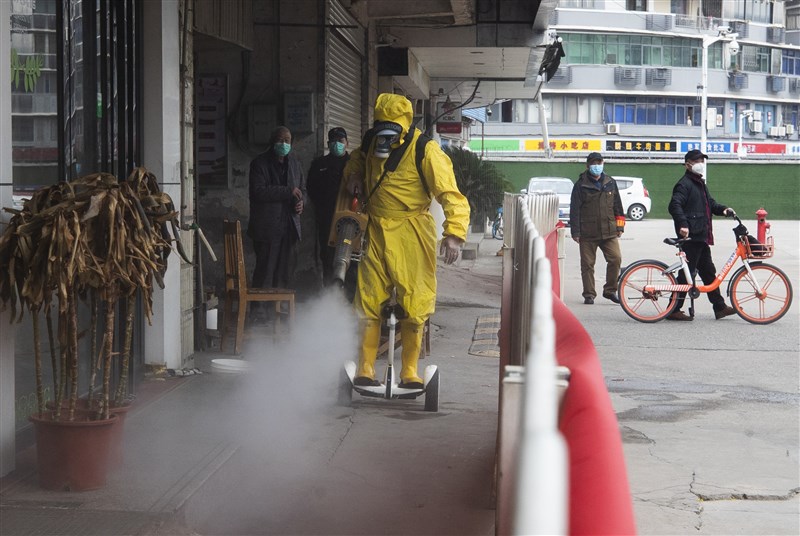 報導指出,武漢韓家墩街道辦20日才發布通知,麗水康城社區又新增病例。不過,隸屬中共湖北省委的荊楚網則稱,麗水社區的個案只是「無症狀感染者」,不是確診病例。圖為武漢老舊社區消毒防疫。(中新社提供)