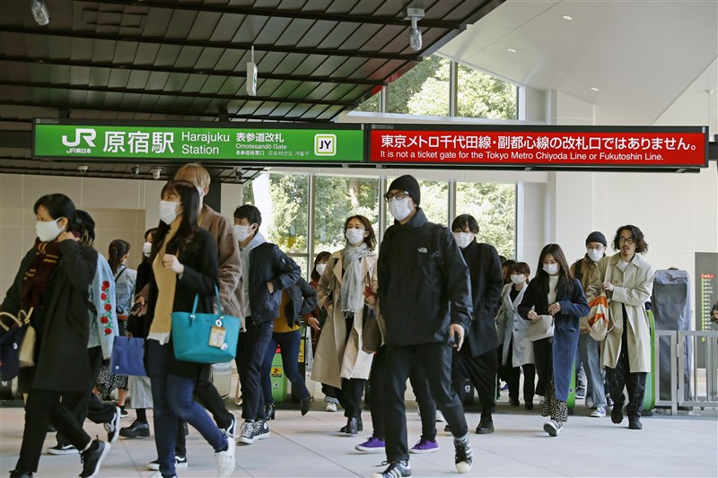 日本20日新增51人確診武漢肺炎。圖為日本民眾戴口罩進出車站。(共同社提供)