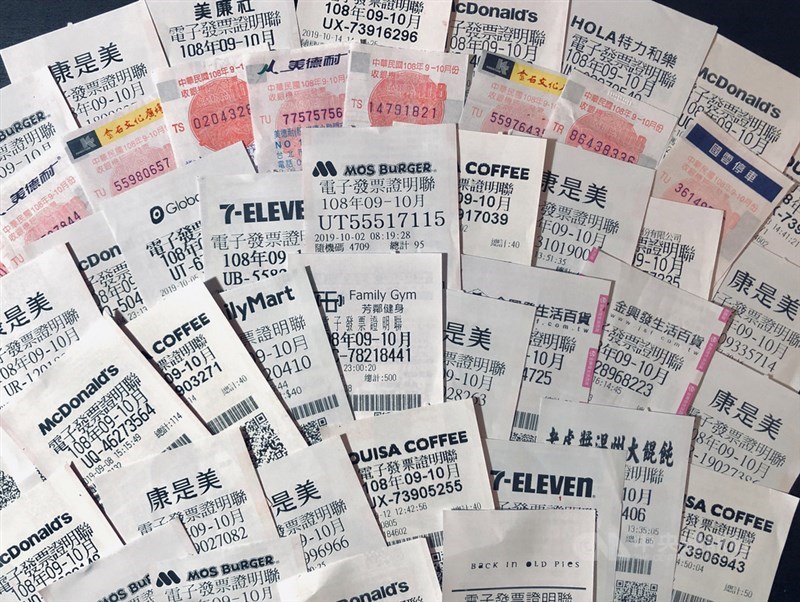 財政部22日表示,去年11、12月期特別獎中獎發票有5張還未領,其中1張在統一超商僅消費新台幣35元就中千萬元。(示意圖/中央社檔案照片)