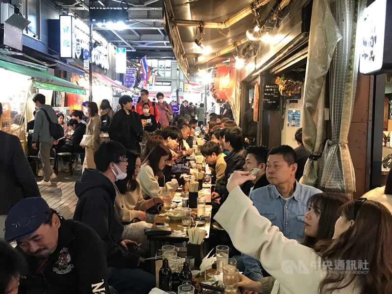 受到武漢肺炎疫情影響,多處東京賞櫻景點今年櫻花季不得辦櫻花宴,許多民眾在上野恩賜公園附近的小餐館聚餐。中央社記者楊明珠東京攝 109年3月22日