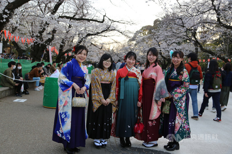 日本東京上野恩賜公園櫻花怒放, 21日有一群穿著日本傳統和服的櫻花妹說,剛參加大學畢業典禮。其中一人說,今年受到武漢肺炎疫情影響,畢業典禮規模縮小了。中央社記者楊明珠東京攝 109年3月22日
