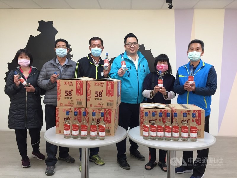 金門縣政府觀光處長丁健剛(右3)23日表示,雖然目前金門武漢肺炎零確診,但務必要讓第一線接待遊客的計程車做好萬全準備,縣府準備酒精,協助每輛計程車業者把車子擦拭乾淨,特別是乘客經常觸碰的地方,都會徹底消毒。中央社記者黃慧敏攝 109年3月23日