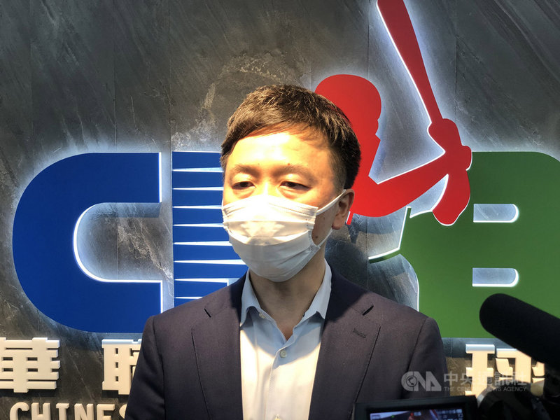 中華職棒23日舉行防疫會議,會中決議開幕戰如期於4月11日舉行,樂天桃猿隊在主場桃園棒球場迎戰中信兄弟隊,原則上採閉門比賽,樂天桃猿隊共同總經理川田喜則表示,以安全為優先。中央社記者謝靜雯攝 109年3月23日
