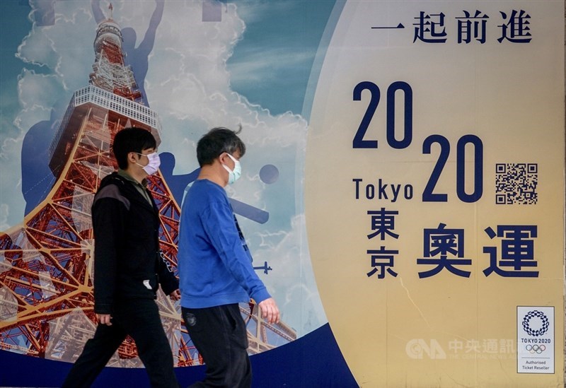 武漢肺炎疫情衝擊全球,東京奧運如果因疫病而延期,將創奧運史上首例。圖為台北市一家旅行社外的2020東京奧運宣傳廣告。中央社記者裴禛攝 109年3月20日