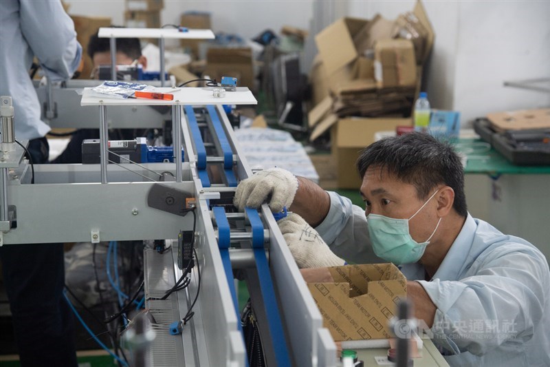 經濟部採購的成人口罩產線上週全數完成交機,部分已投入生產。預計4月上旬,可達平均日產能1300萬片水準。中央社記者林俊耀攝 109年3月21日