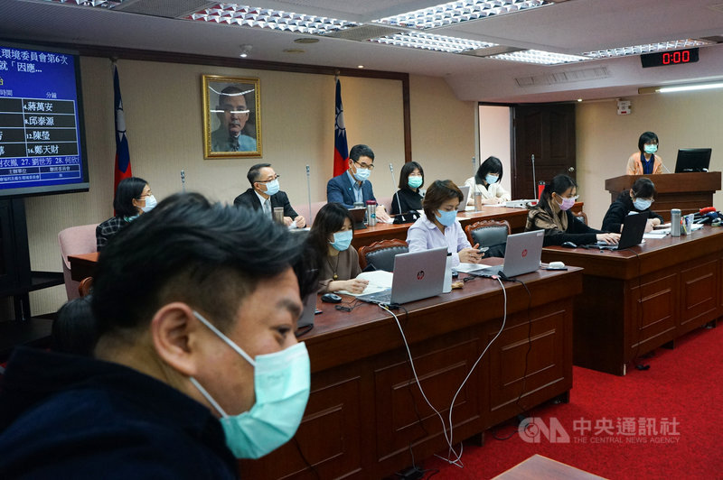 立法院社會福利及衛生環境委員會23日開會，邀請環保署官員備詢，卻傳出環保署有同仁確診武漢肺炎，委員會一度暫停討論是否繼續開會，經過疫調中心人員到場說明解除疑慮後，委員會決議繼續開會。中央社記者王騰毅攝  109年3月23日