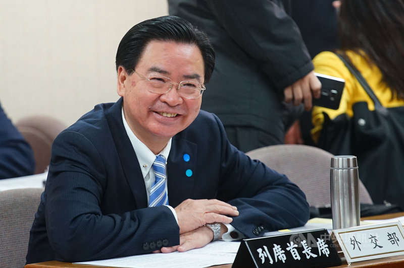 外交部長吳釗燮(圖)23日上午赴立法院外交及國防委員會業務報告,會前接受媒體訪問時表示,目前對友邦的醫療援助以因地制宜、就地採購、配合各友邦需求為原則,若未來口罩等物資已可完全滿足台灣防疫需求,可考慮輸出,但目前時候還不到。中央社記者王騰毅攝 109年3月23日