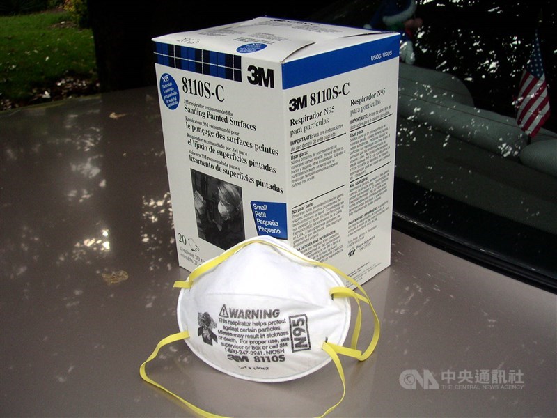 經濟部採購的成人口罩產線上週全數完成交機,經濟部次長王美花23日表示,接下來將採購N95口罩產線,保護第一線人員的安全及健康。(中央社檔案照片)