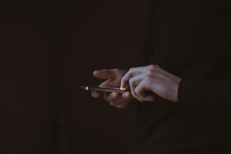 韓國驚爆性剝削聊天群組,群組管理員用通訊軟體Telegram散播受害女性的性虐影片,至少有74人受害。警方20日表示,已逮補一名20多歲男子。(示意圖/圖取自Unsplash圖庫)