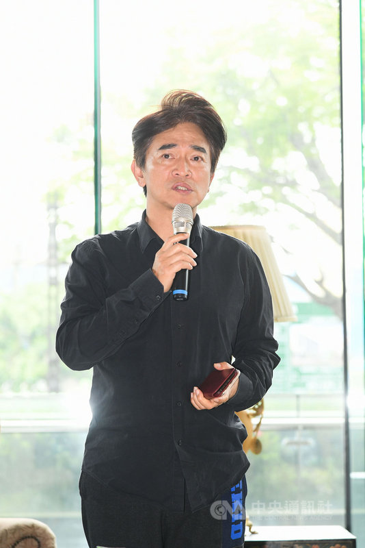 藝人劉真22日晚間辭世,劉真丈夫辛龍的經紀人吳宗憲(圖)23日下午在三立電視台舉行記者會表示,辛龍現在心情「撕心裂肺」,感謝大家關心。(三立電視提供)中央社記者葉俐緯傳真 109年3月23日