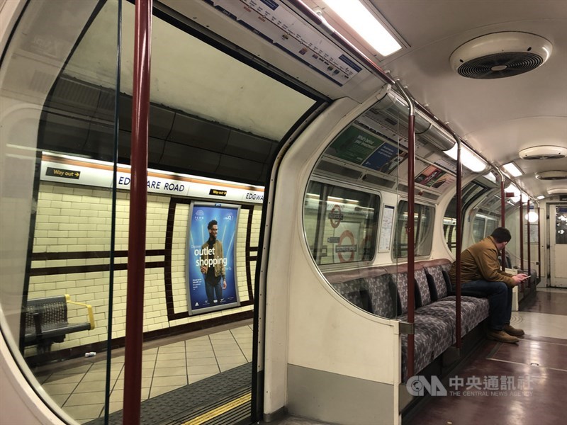 英國武漢肺炎疫情升溫,為了保持社交距離,許多人在家上班,地鐵搭乘人數驟減。中央社記者戴雅真倫敦攝 109年3月24日