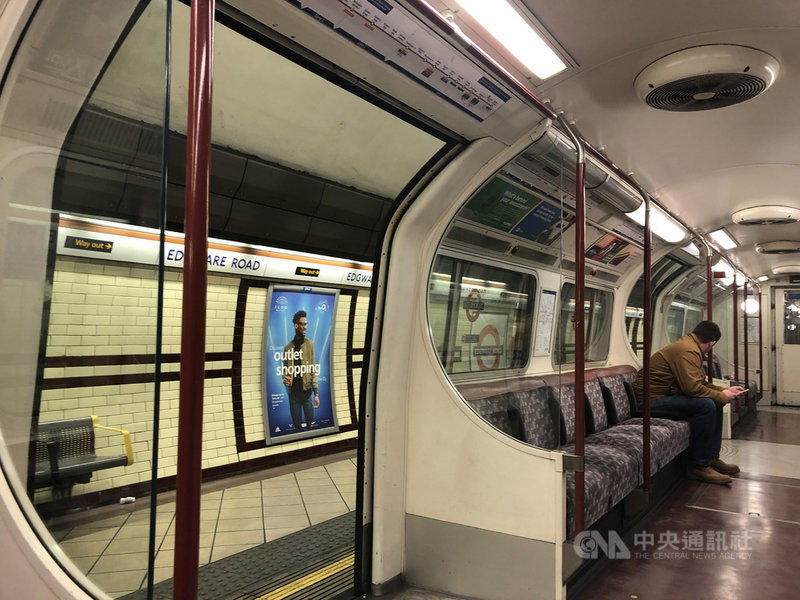 英國武漢肺炎疫情升溫,為了保持社交距離,許多人在家上班,地鐵搭乘人數驟減。中央社記者戴雅真倫敦攝 109年3月24日