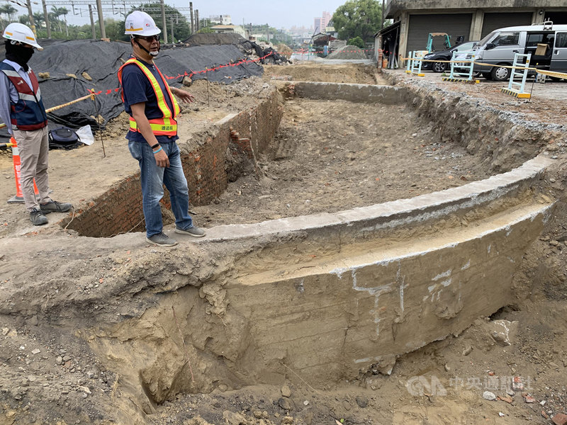 台南市文化資產管理處人員24日表示，考古團隊23日通報台南市東區小東路、前鋒路口的南鐵工程，挖堀出疑似火車轉車台遺構，鐵道局已暫停施工，以保全遺構狀態。（台南市文化資產管理處提供）中央社記者張榮祥台南傳真　109年3月24日