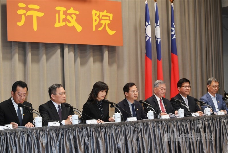 行政院24日傍晚舉行「政府挺你 安心防疫」記者會,金管會主委顧立雄(左起)、財政部長蘇建榮、行政院發言人Kolas Yotaka、政務委員龔明鑫、經濟部長沈榮津、交通部長林佳龍等出席,針對武漢肺炎疫情紓困政策進行說明。中央社記者施宗暉攝 109年3月24日