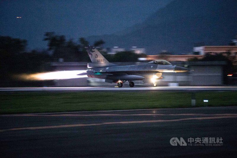 國軍「聯翔操演」24日拂曉實施，空軍F-16戰機緊急升空起飛，模擬攔截敵機。（國防部提供）中央社者游凱翔傳真 109年3月24日