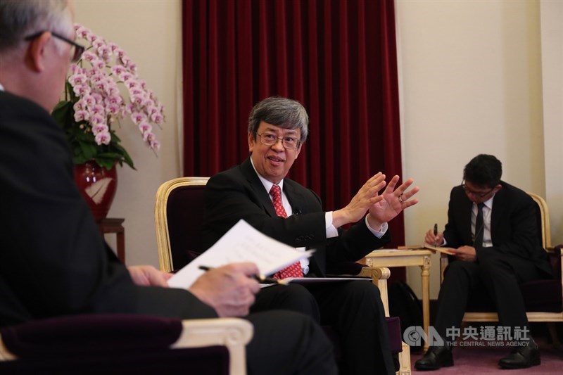 副總統陳建仁(中)24日接受中央社專訪時表示,台灣目前病例數很少,且大多可以溯源,因此不需要實施封城措施,無名英雄是5萬人到6萬人的居家隔離檢疫者。中央社記者吳家昇攝 109年3月24日